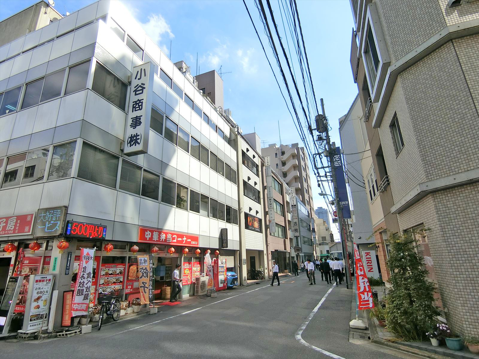 周辺はオフィスや店舗が多いエリア