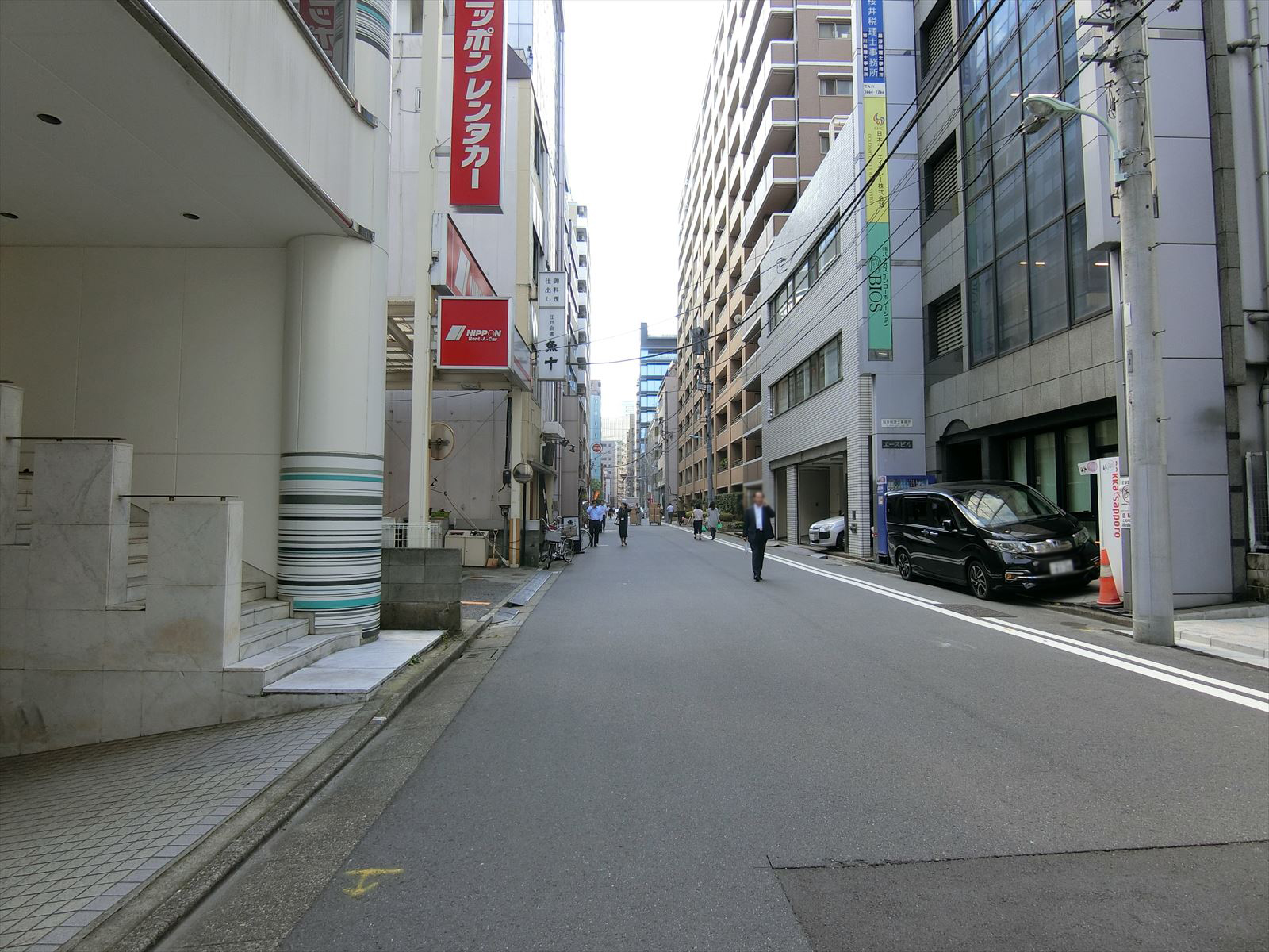神浦ビル前面の通り