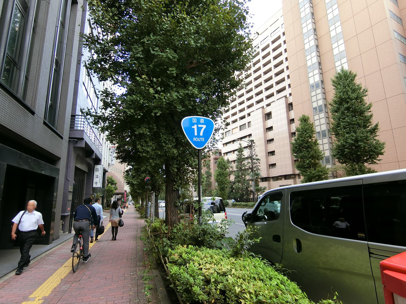 前面の歩道