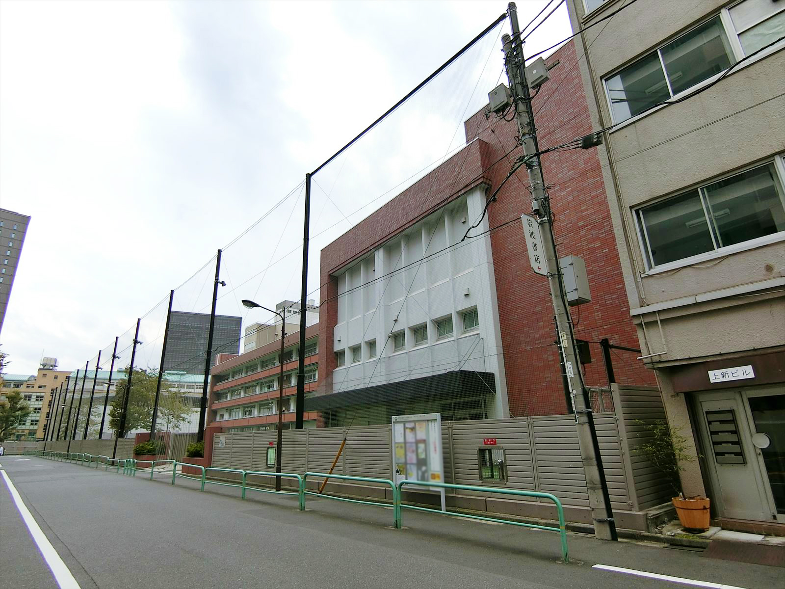至近の区立神田一橋中学校