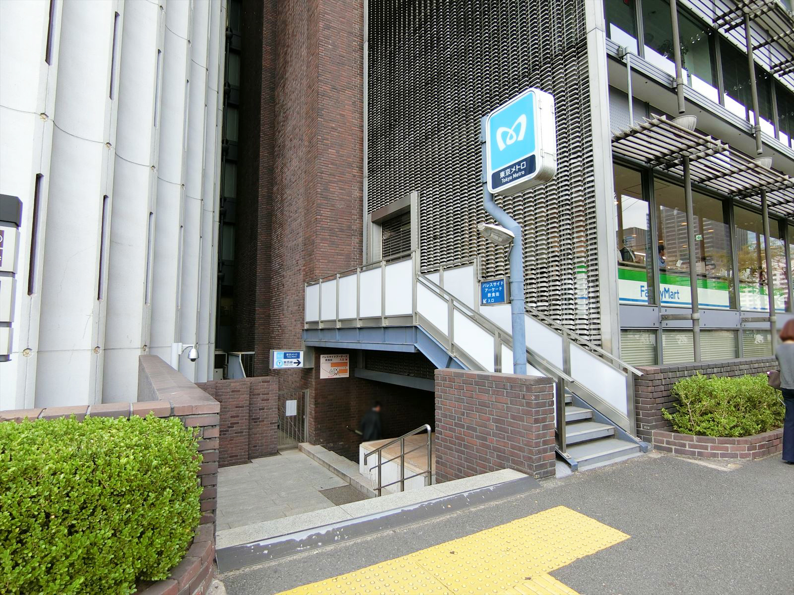 最寄りの「竹橋駅」