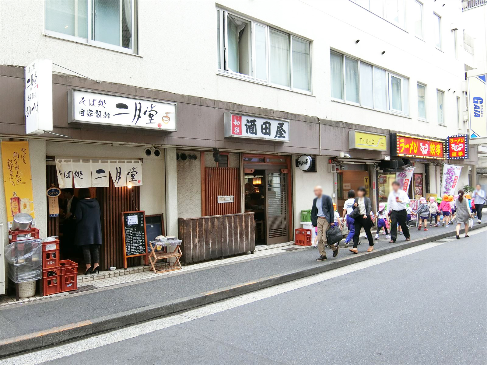 周辺は飲食店が豊富なエリア