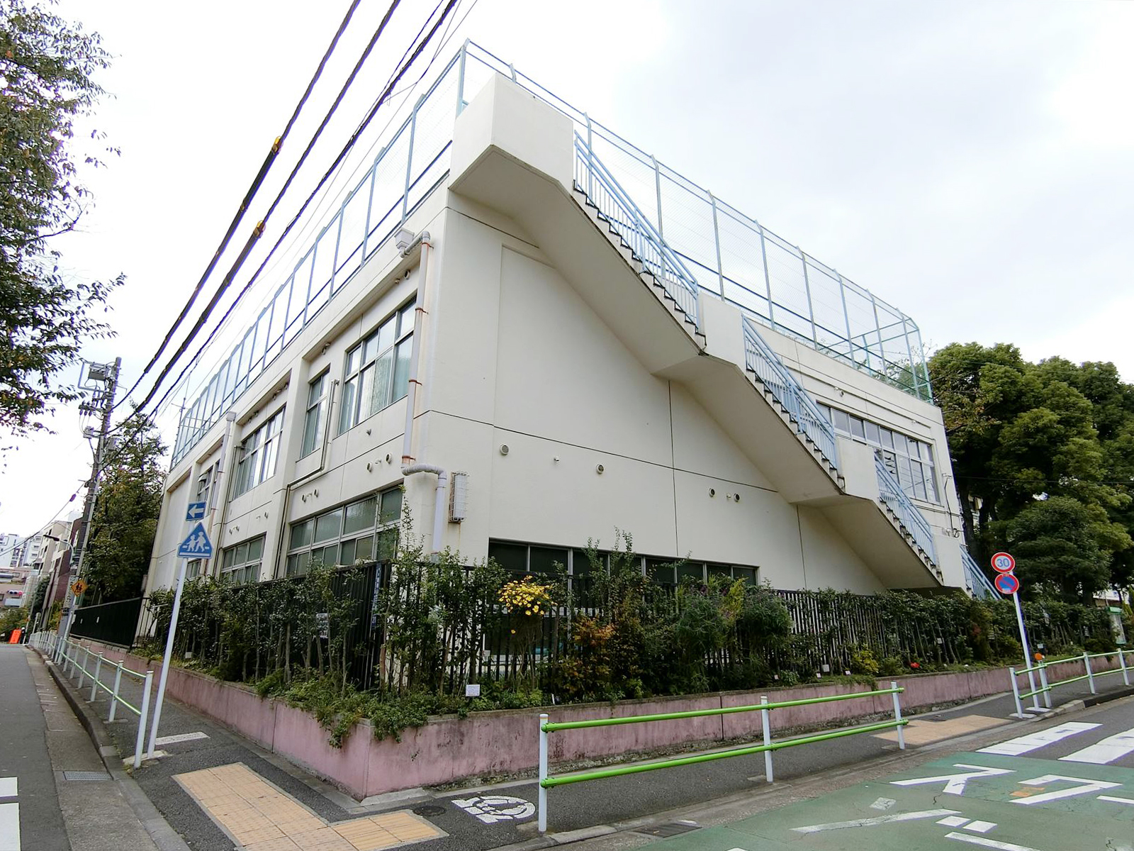 至近の港区立青南小学校