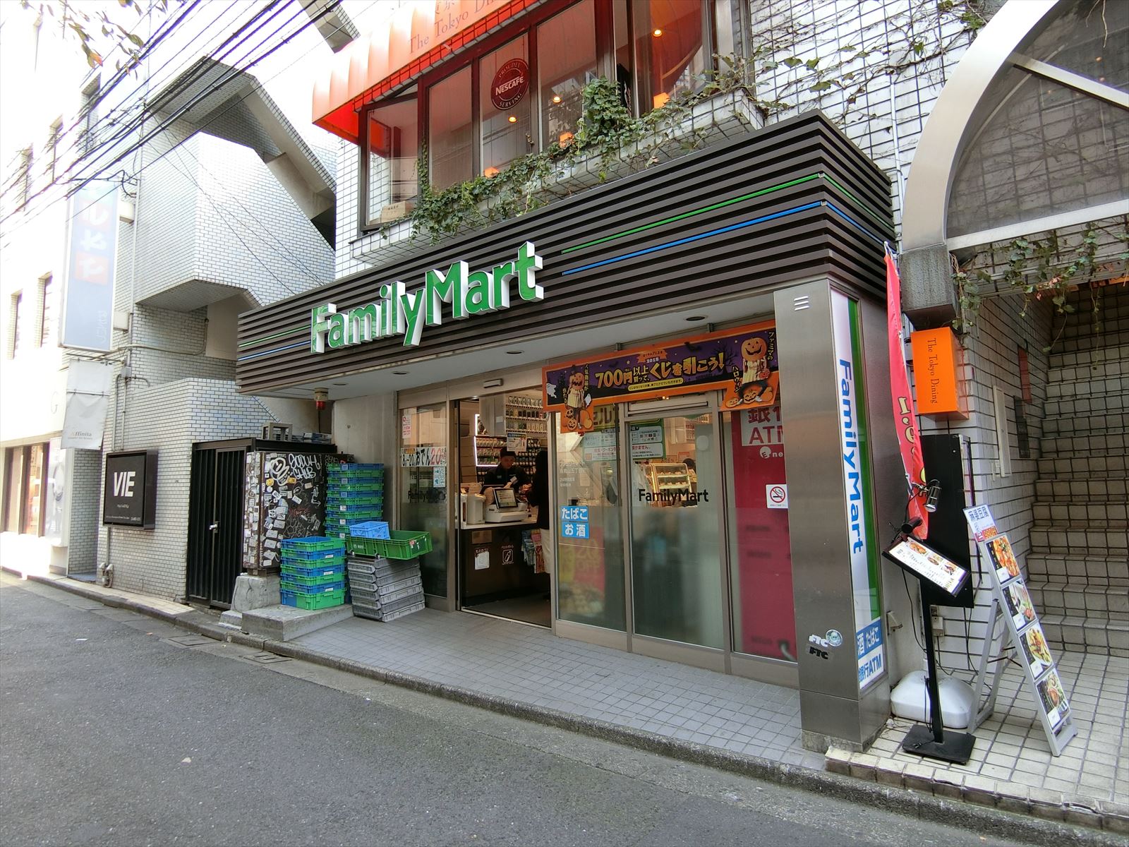 ビル裏のファミリーマート