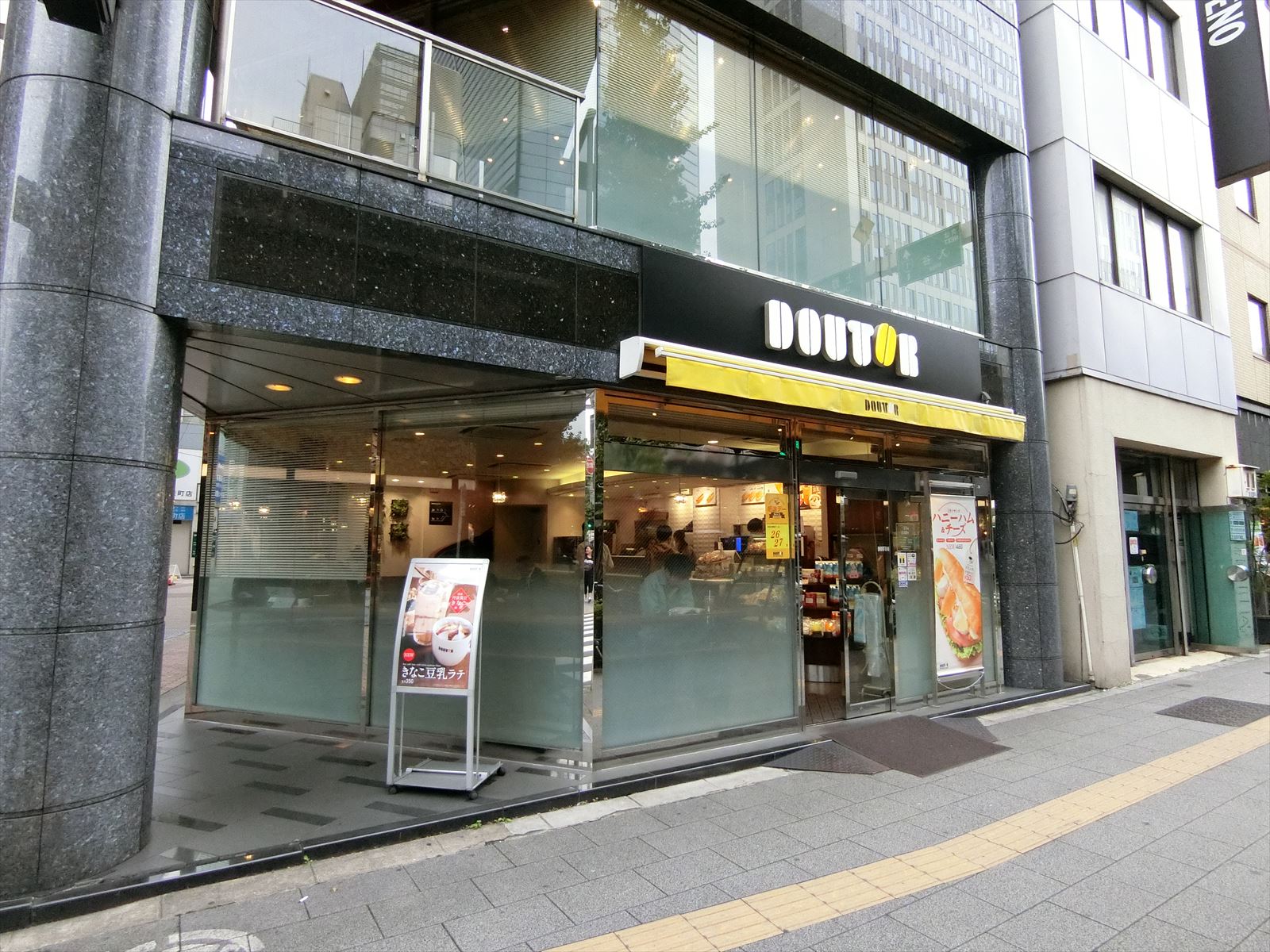 向かいのドトールコーヒーショップ御徒町昭和通り店