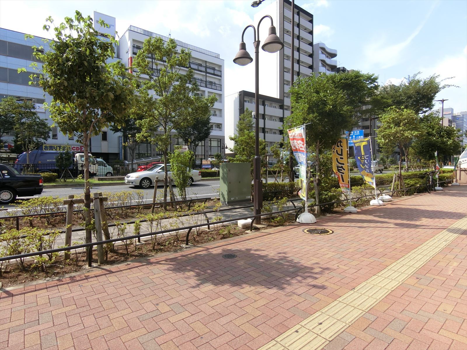 ONEST東中野ビル前面の歩道