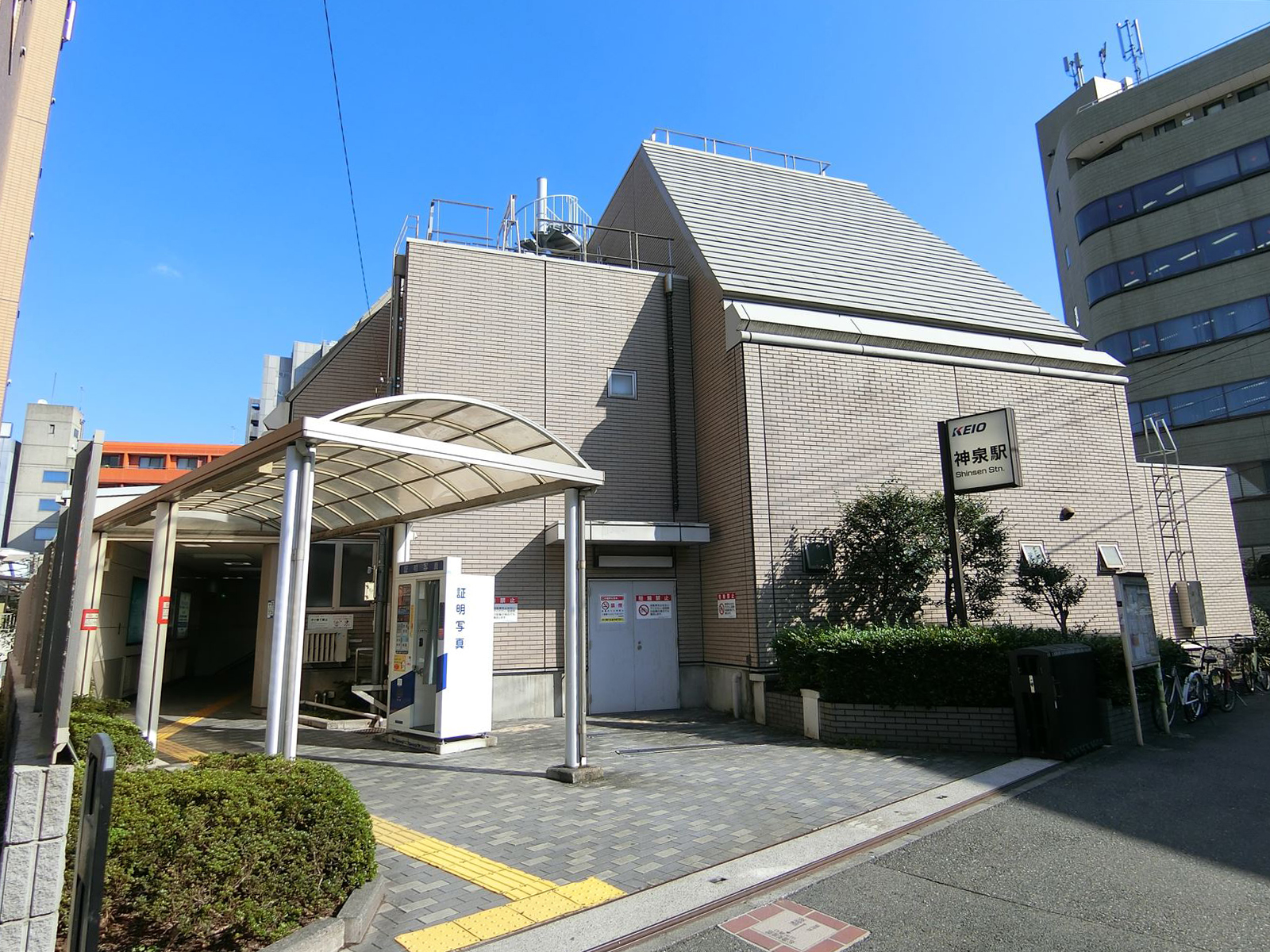 最寄りの「神泉駅」