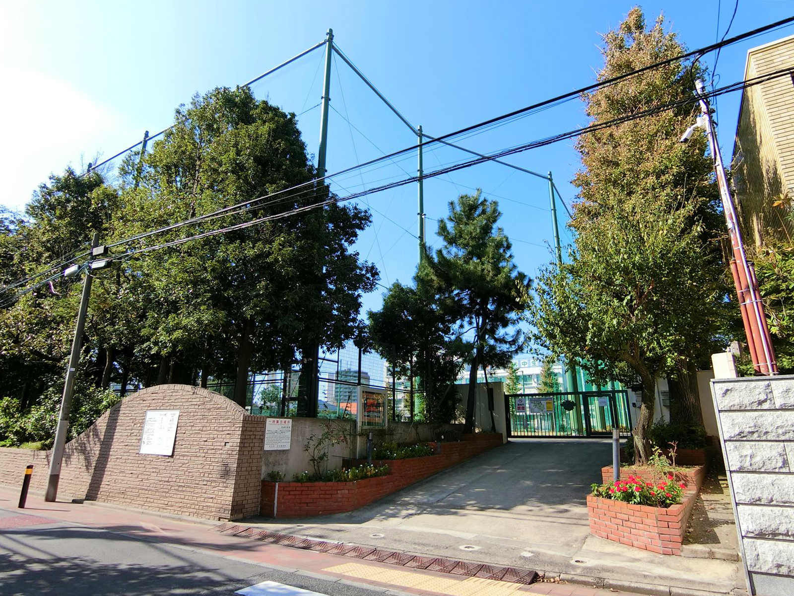 至近の渋谷区立松濤中学校
