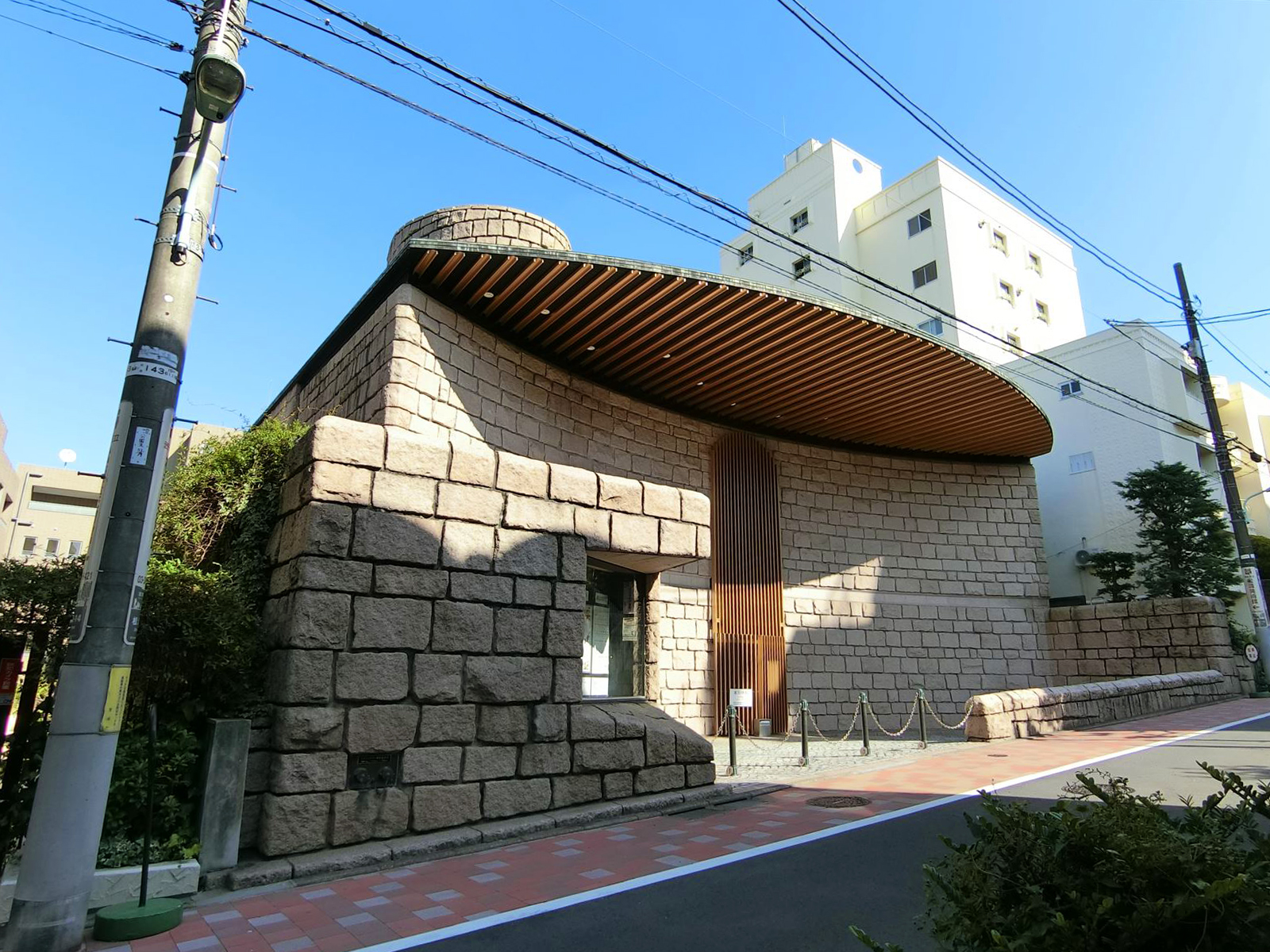 徒歩2分の渋谷区立松濤美術館