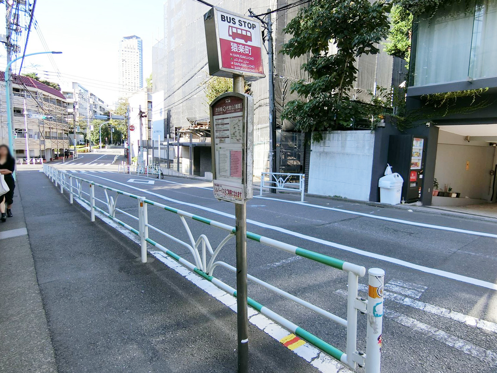 ビル前のバス停