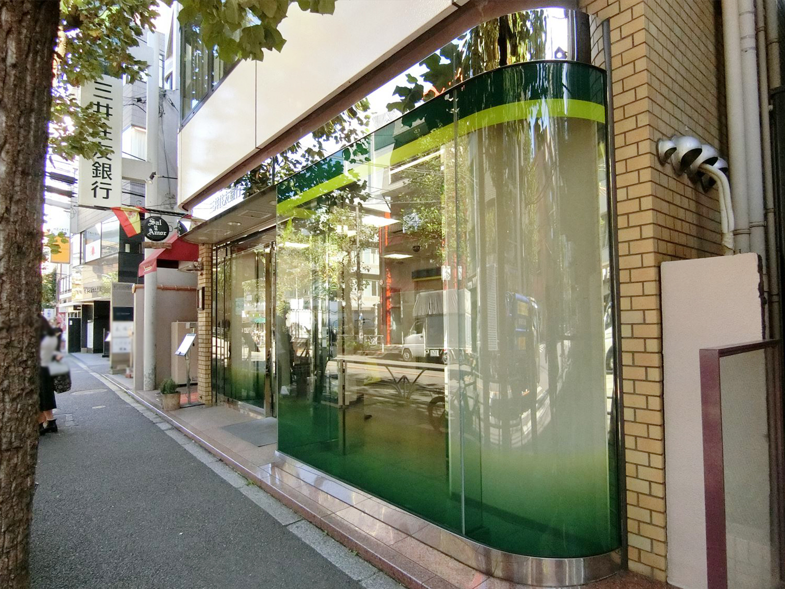 ビル前の三井住友銀行ATM