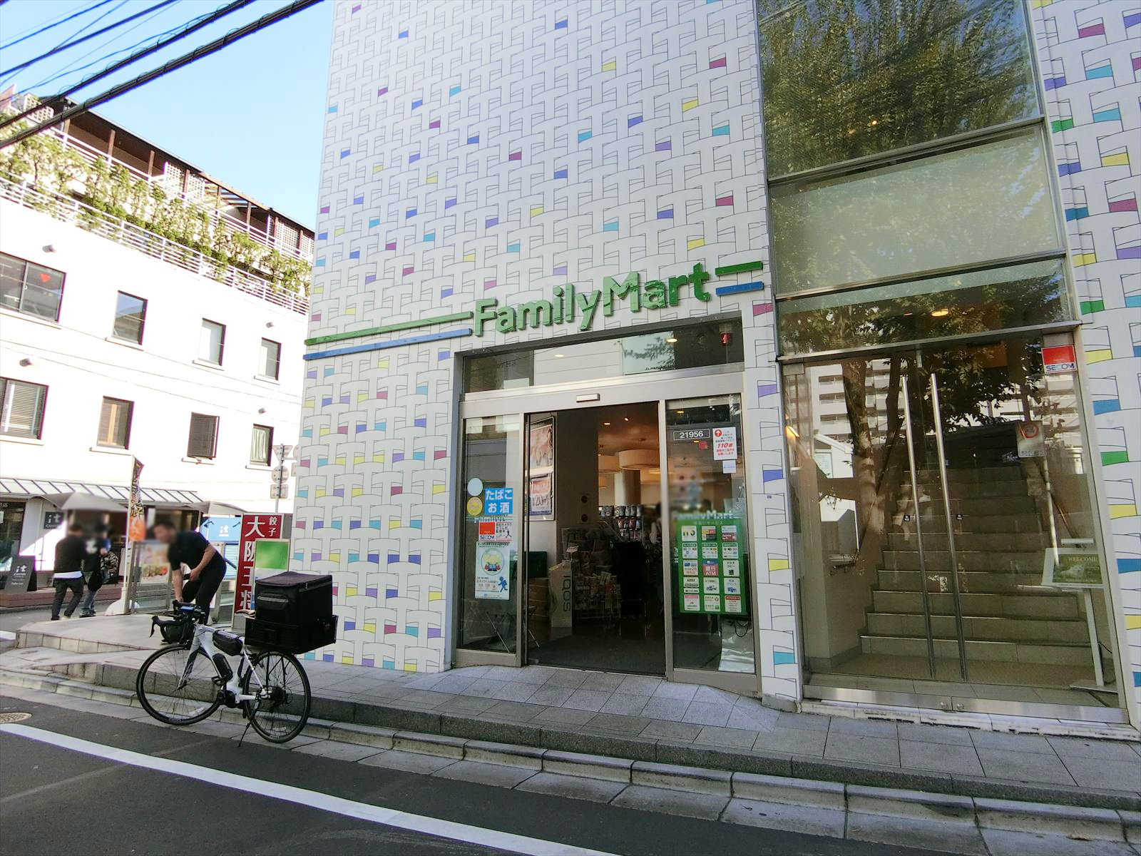 徒歩2分のファミリーマート