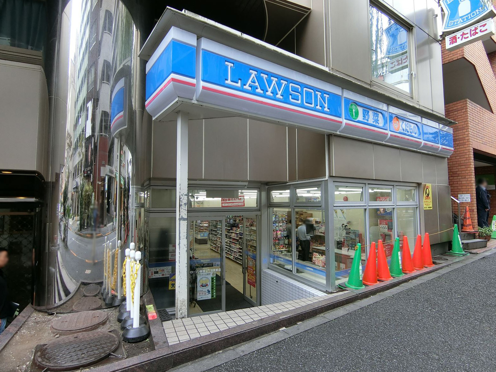 近くのローソン新宿三丁目駅前店