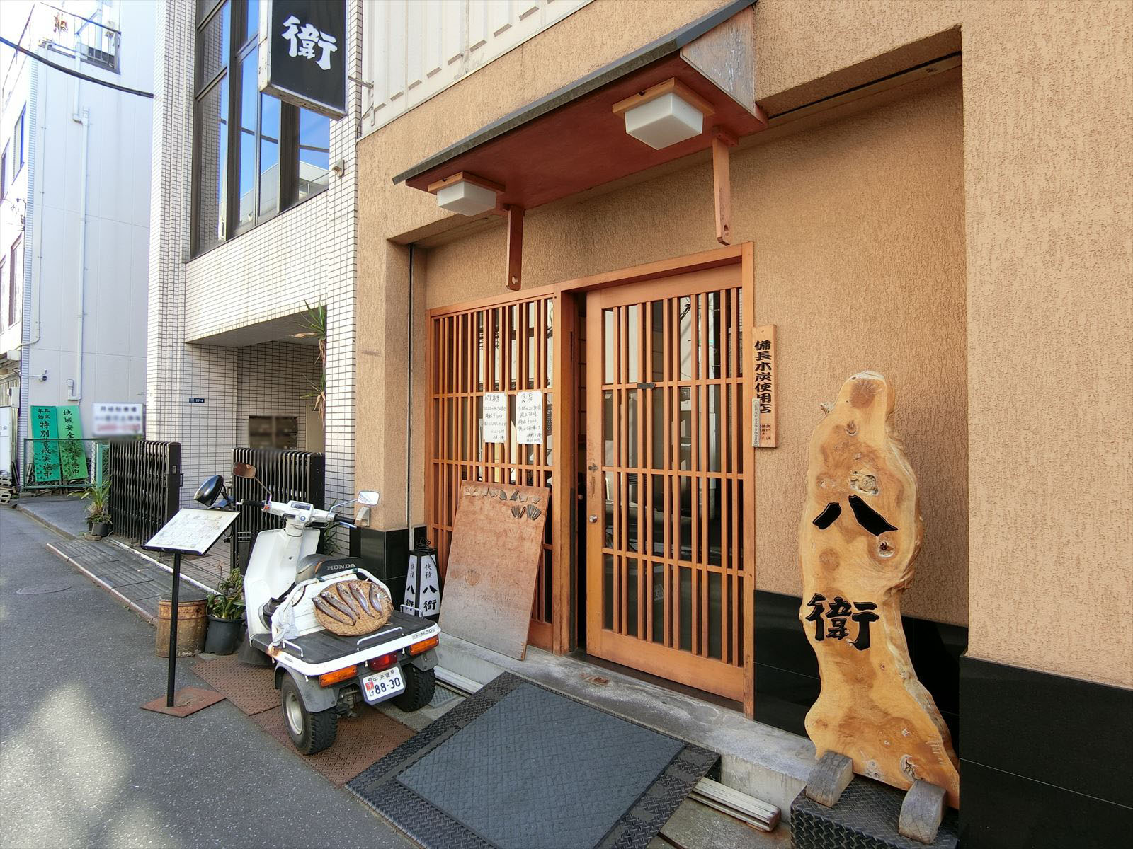 ビル前の飲食店