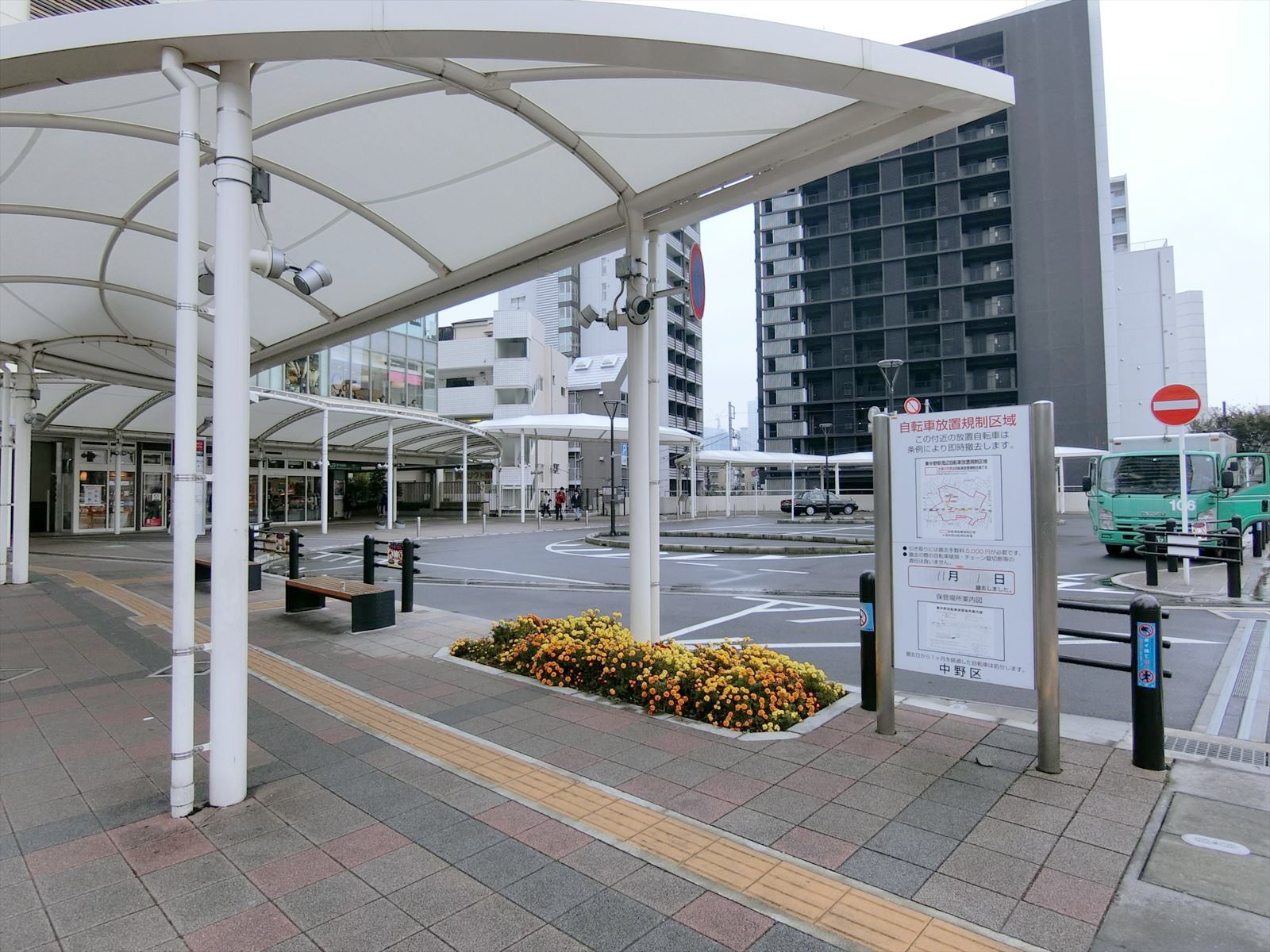 駅前のバスロータリー