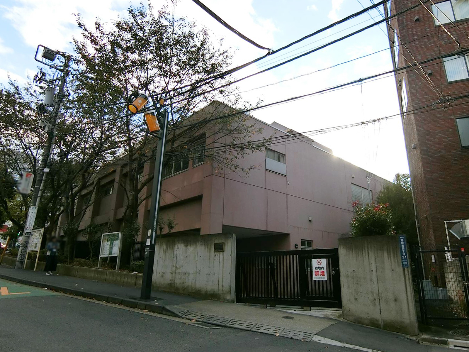近くの渋谷区立加計塚小学校