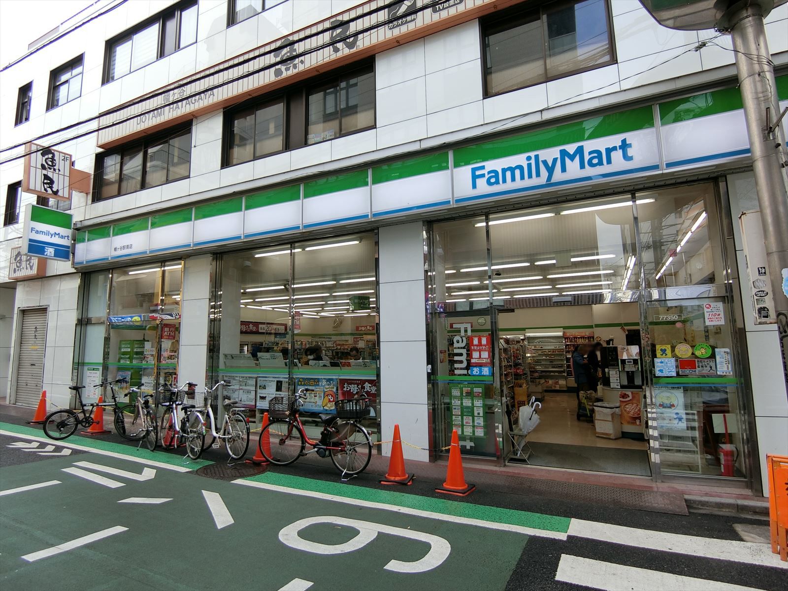 徒歩3分のファミリーマート幡ヶ谷駅南店