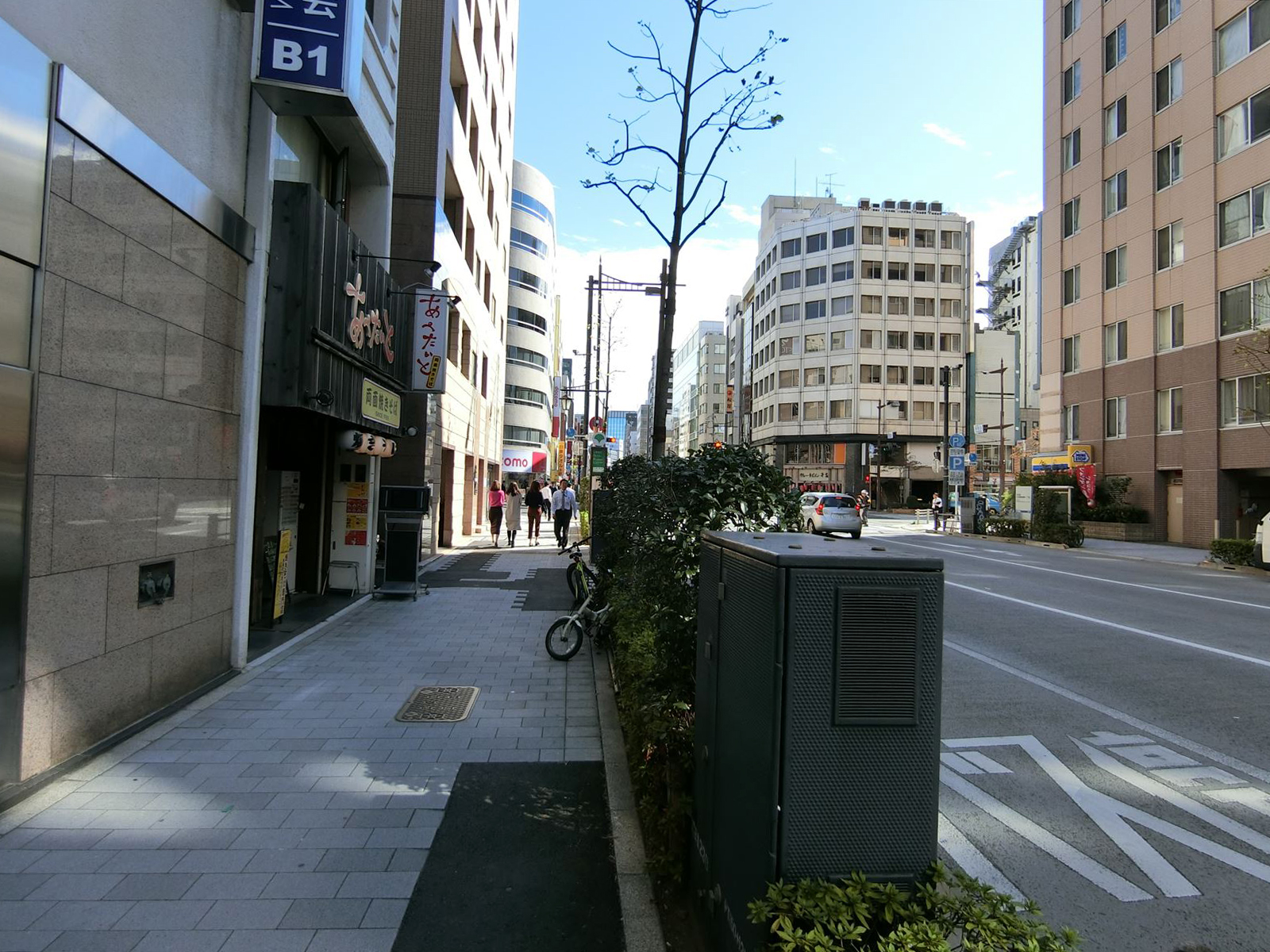 オフィスビル前面の通り
