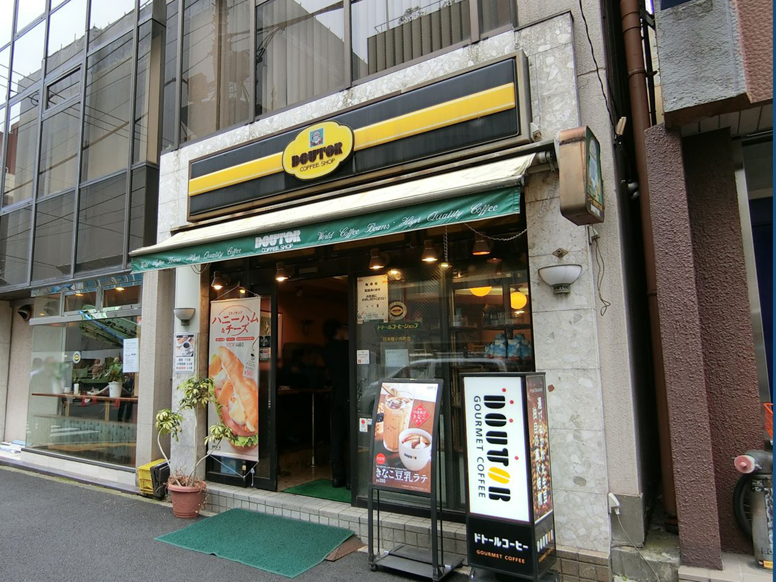 近くのドトールコーヒーショップ