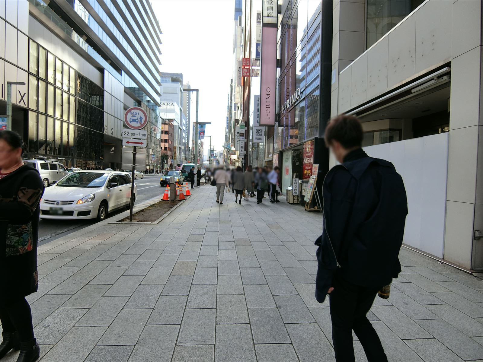 前面の銀座中央通り