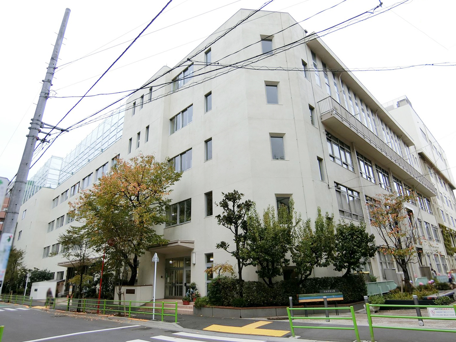 至近の中央区立久松小学校
