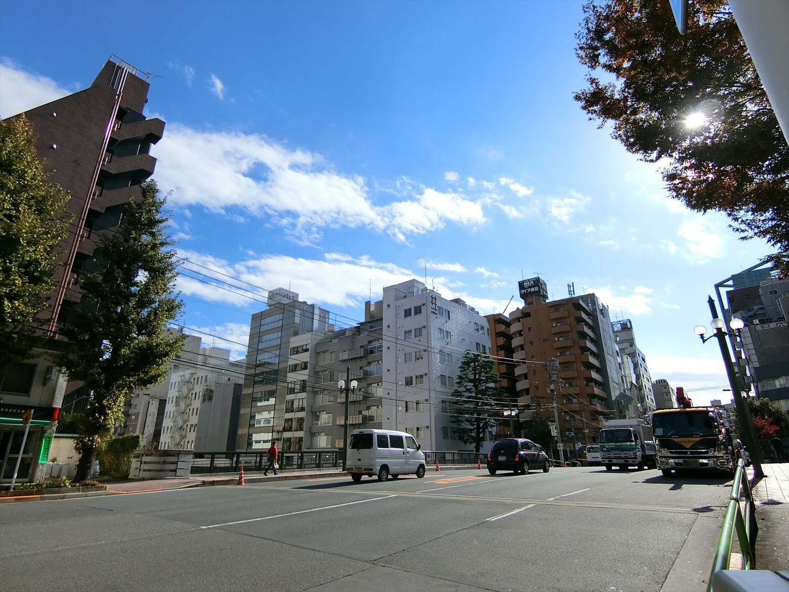 前面の清洲橋通り