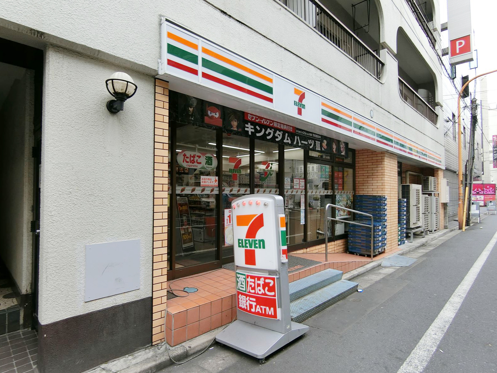 ビル前のセブンイレブン