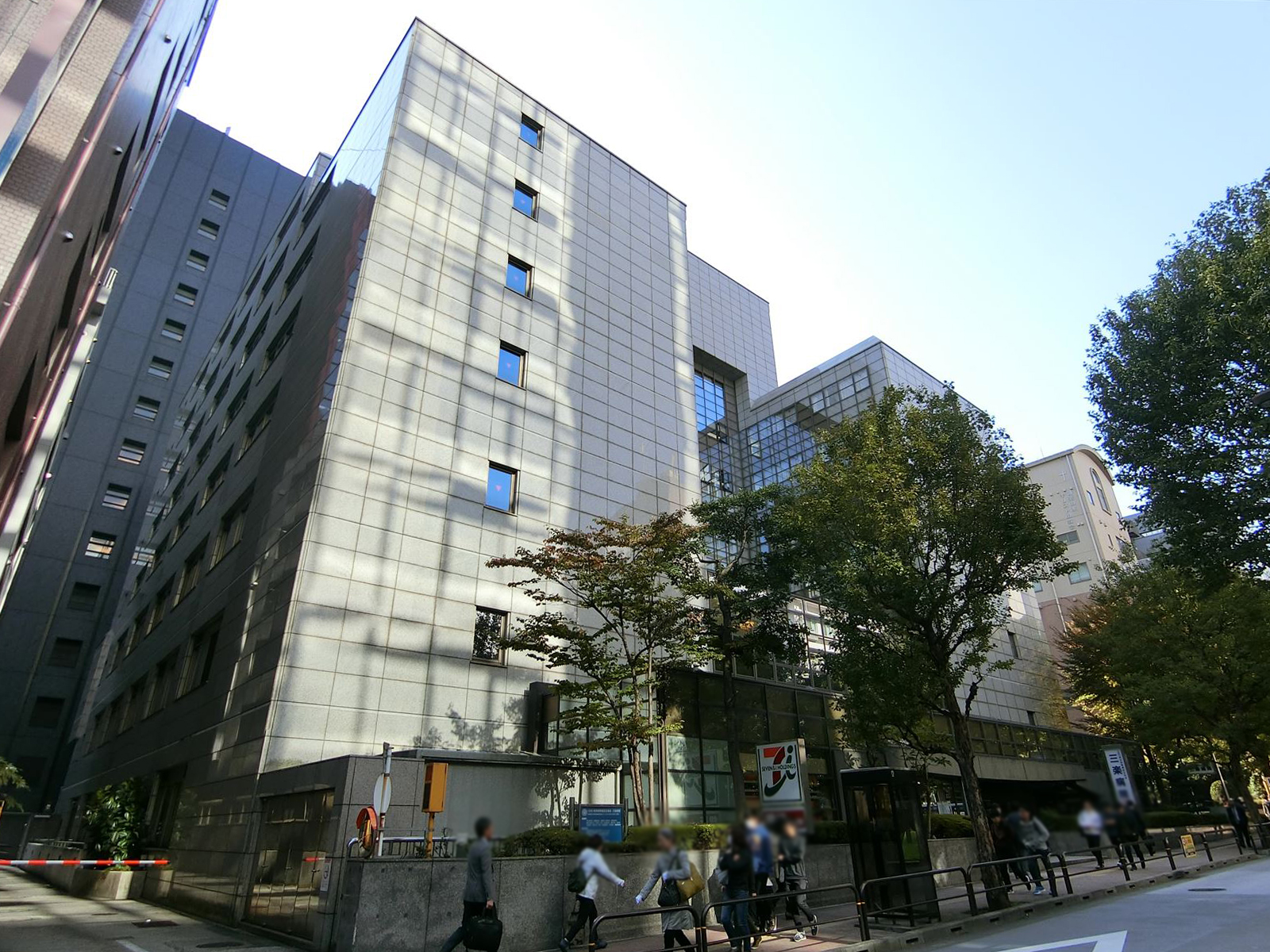 近くの三楽病院