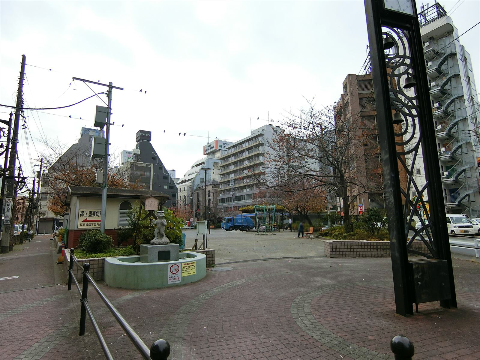 ビル前の錦糸堀公園