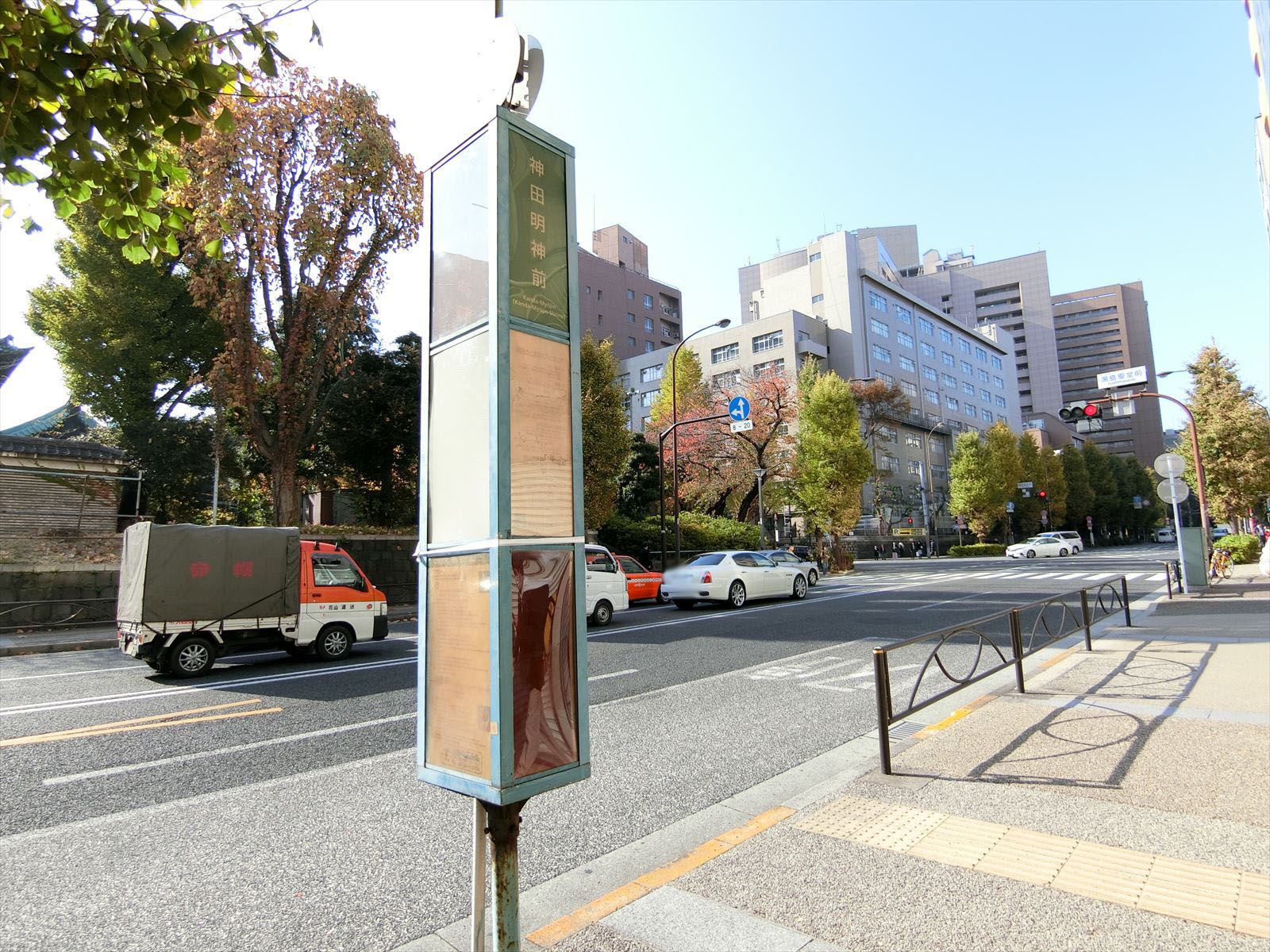 最寄りのバス停「神田明神前」