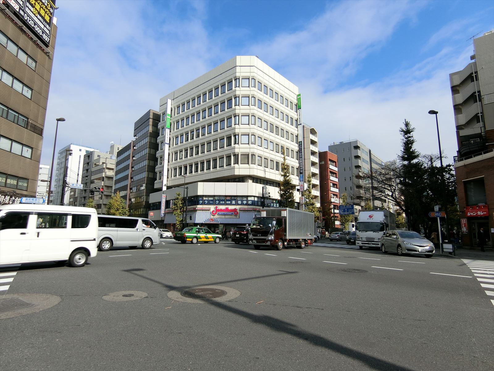 付近に妻恋坂交差点