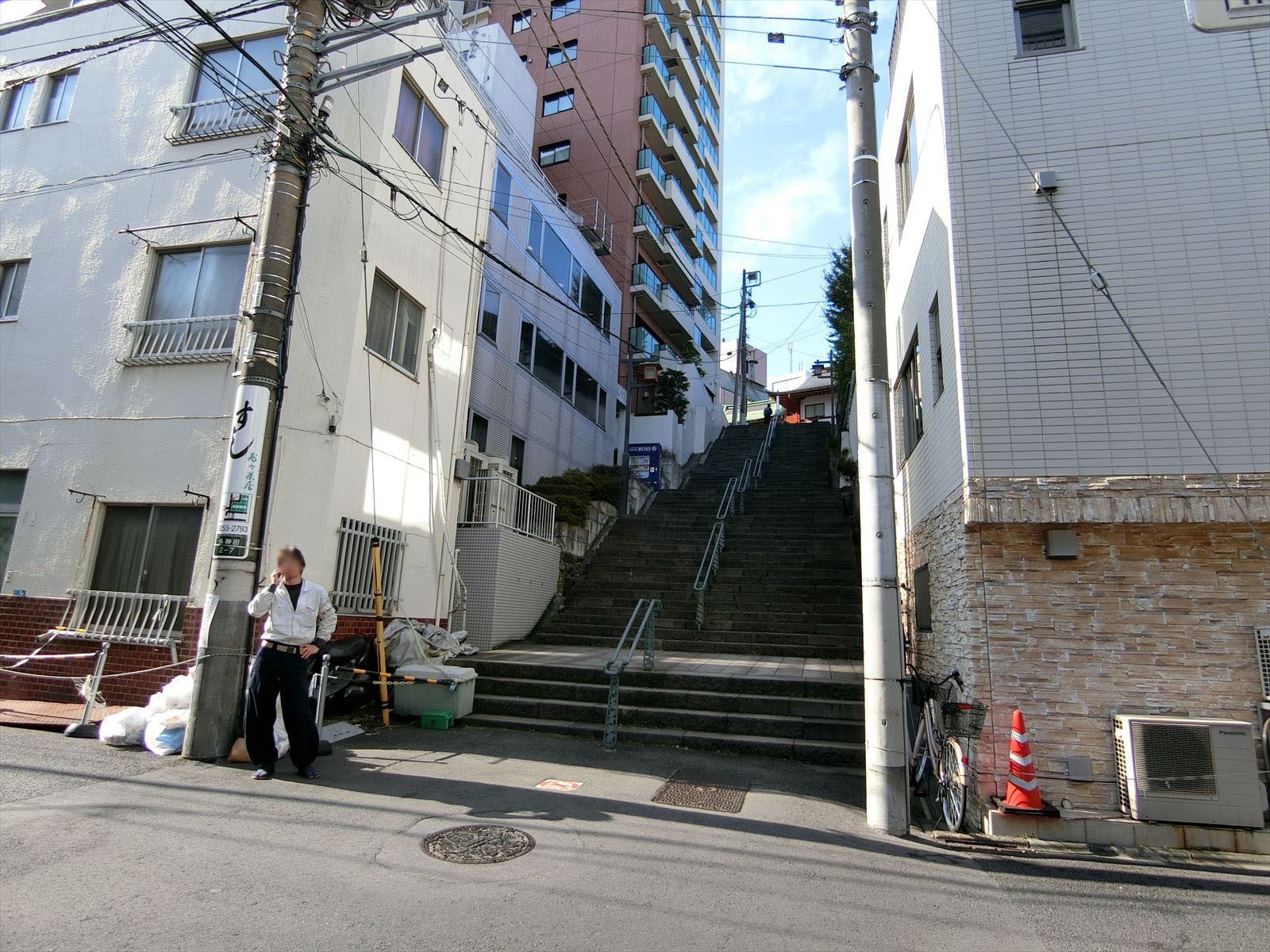 裏手の神田明神に続く明神男坂