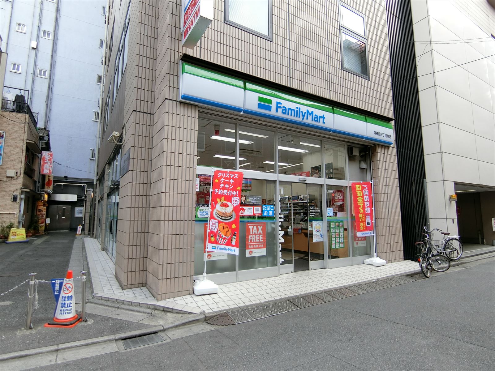 隣のファミリーマート