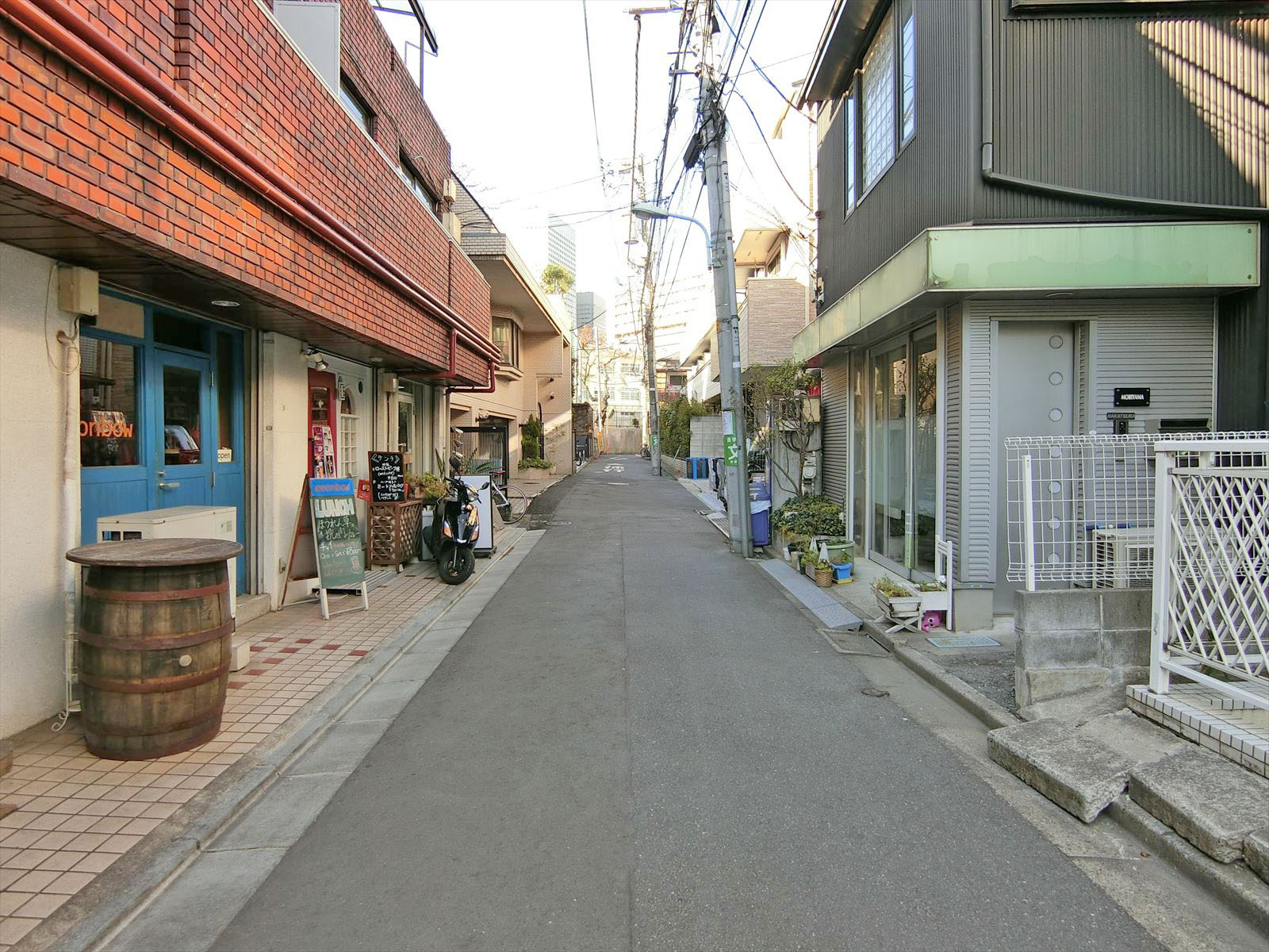 ヨシダペアランドB棟前面の通り