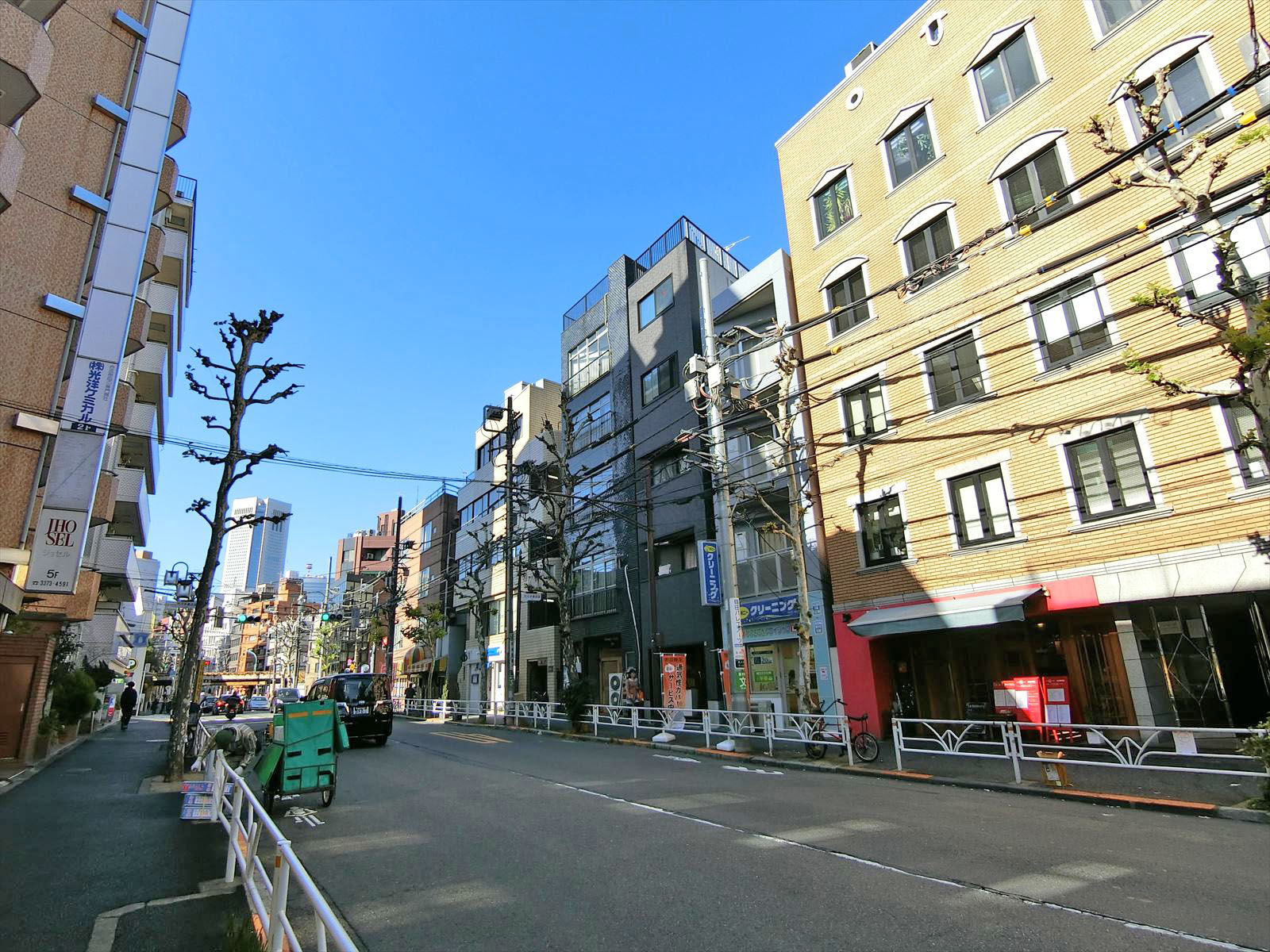 周辺はオフィスや店舗が多いエリア