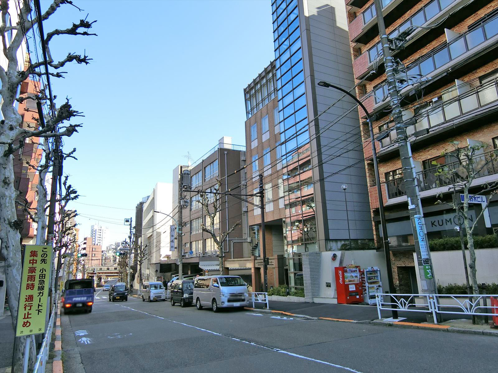 交通量の多い通り沿いに立地