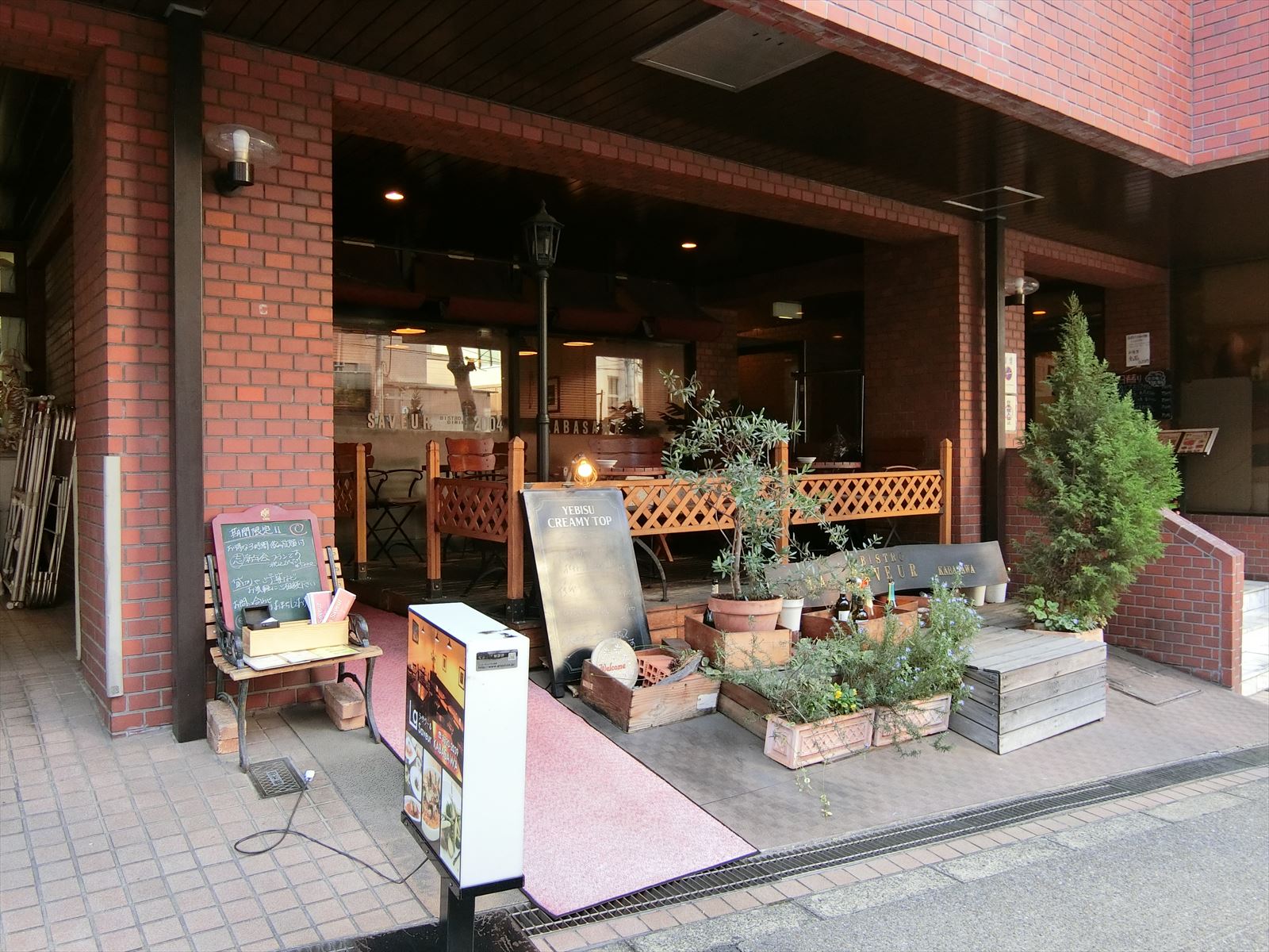 向かいの通りのレストラン「LaSaveur樺澤」