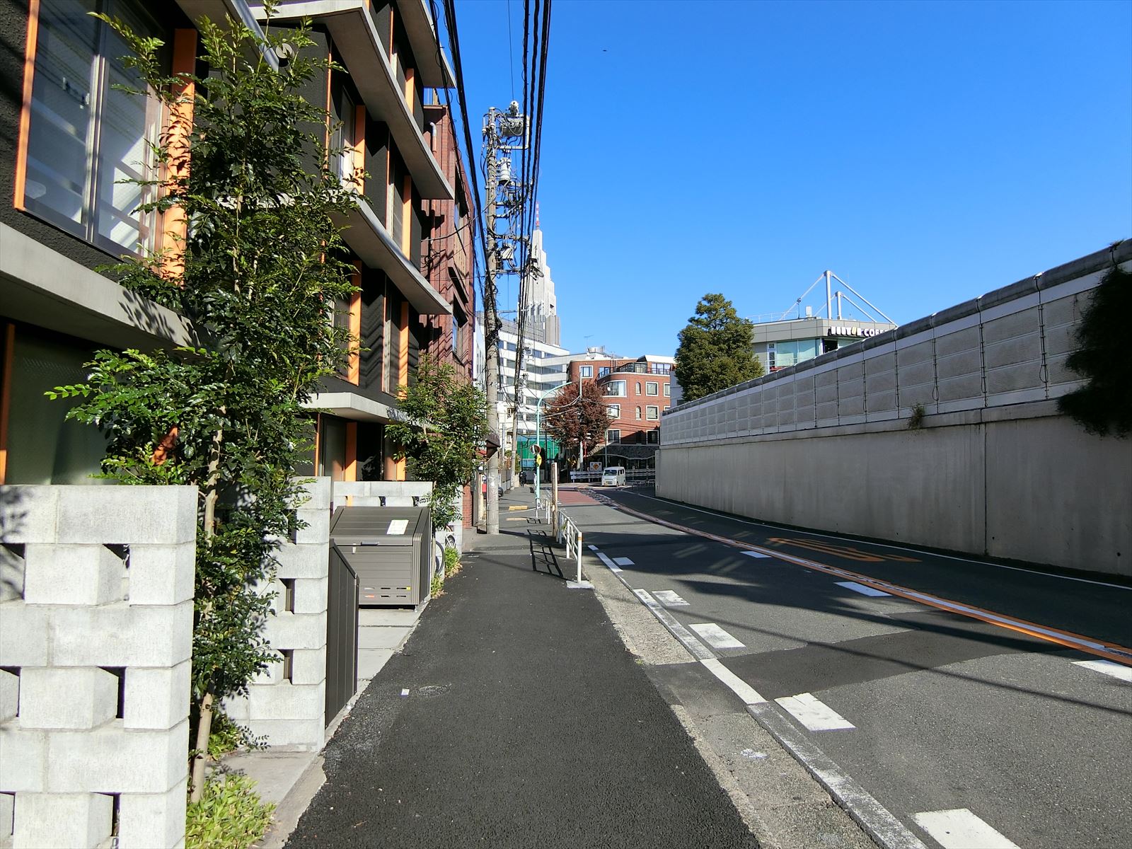 代々木MUビル前面の通り