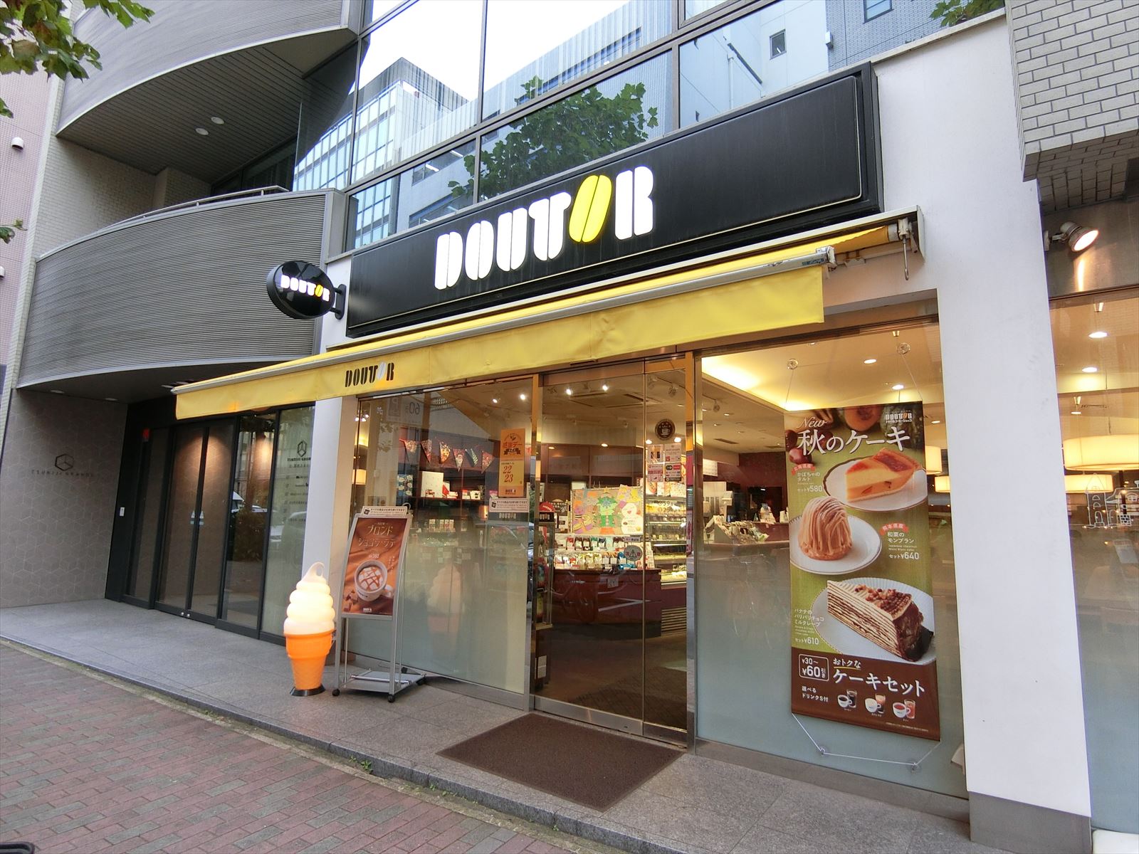 向かいの並びのドトールコーヒーショップ築地聖路加通り店