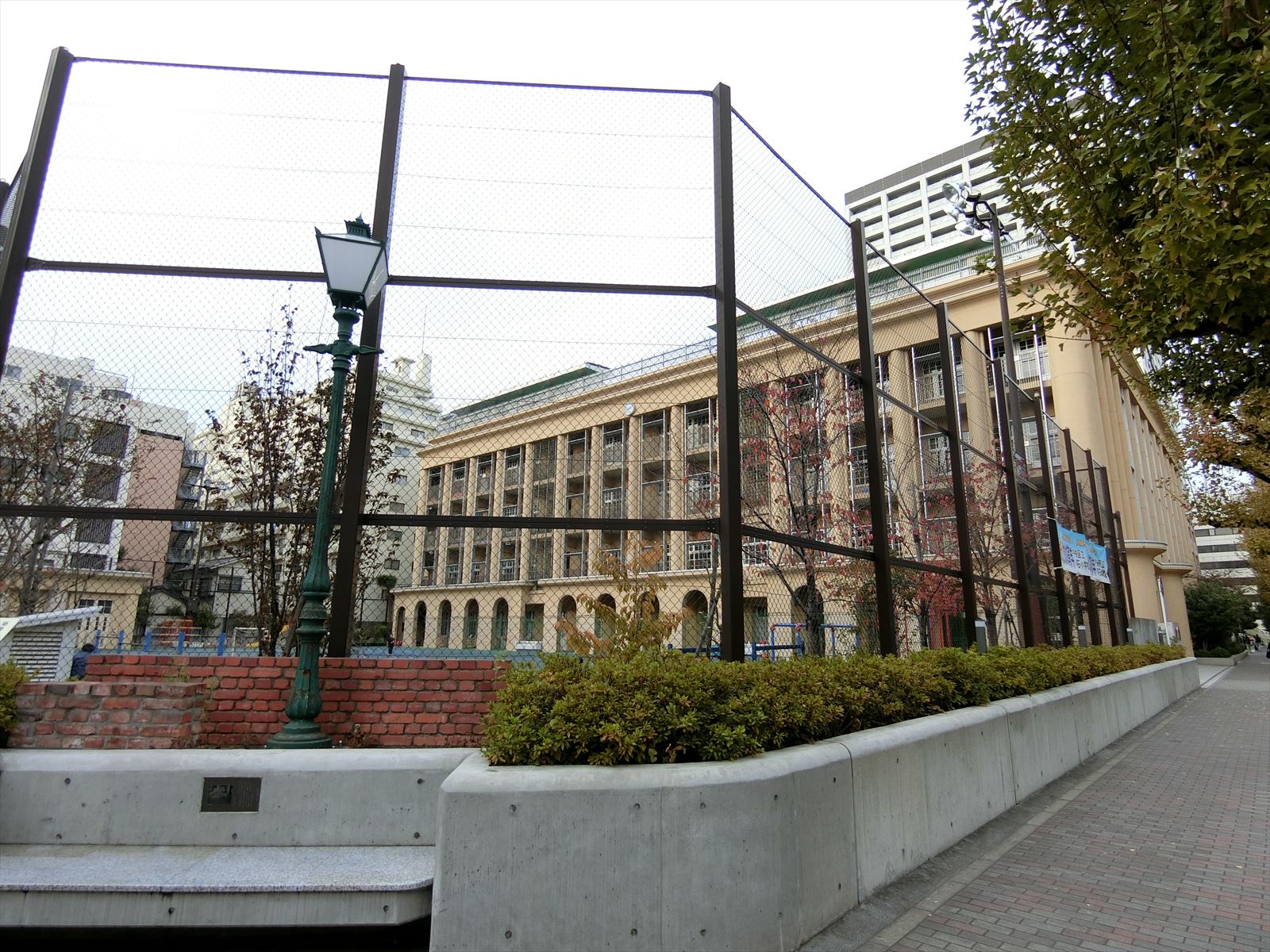 並びの「区立明石小学校」