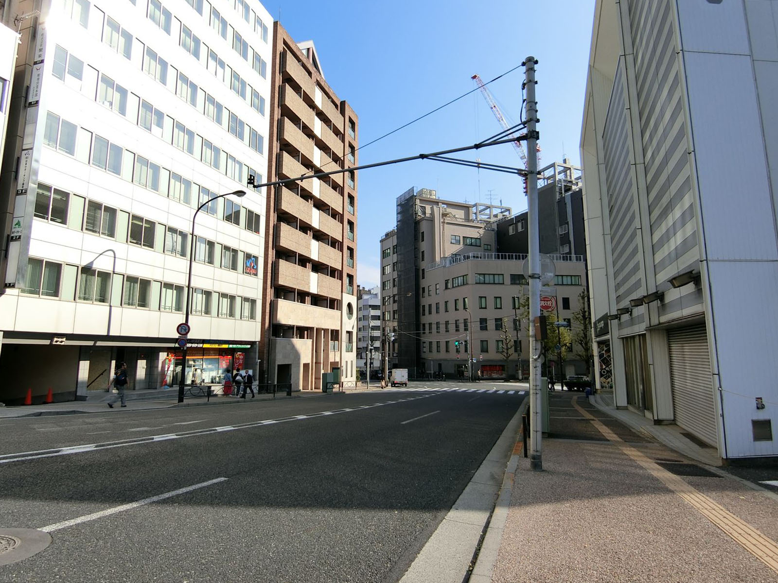 オフィスビル前面の湯島坂