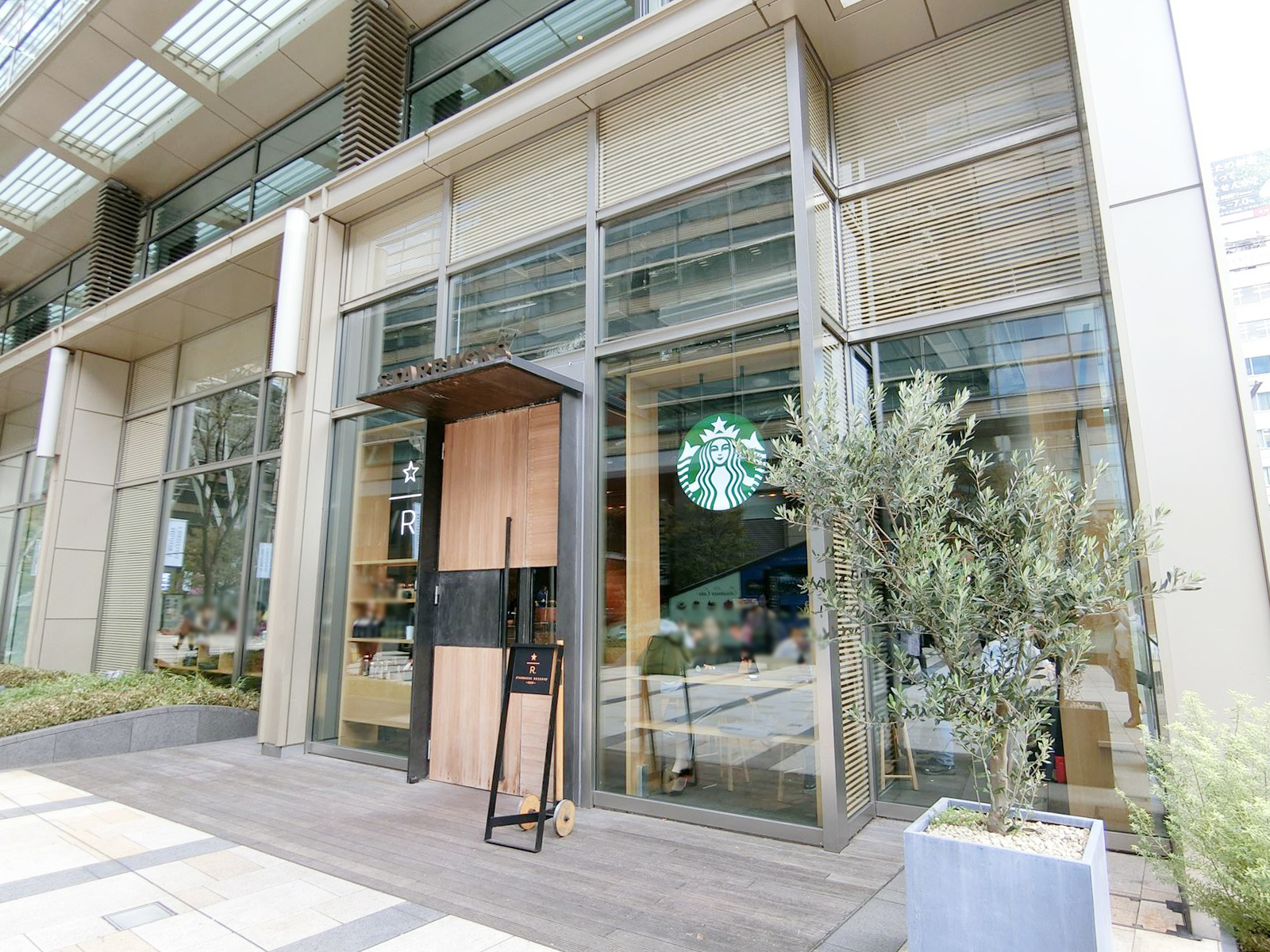 徒歩2分のスターバックスコーヒー