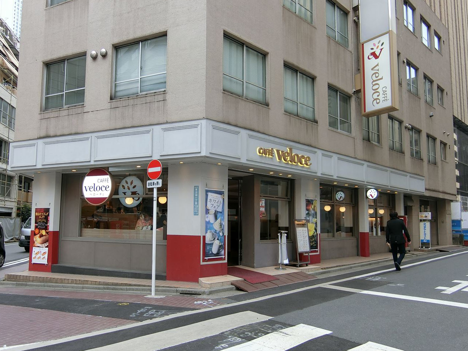 向かいのカフェ・ベローチェ