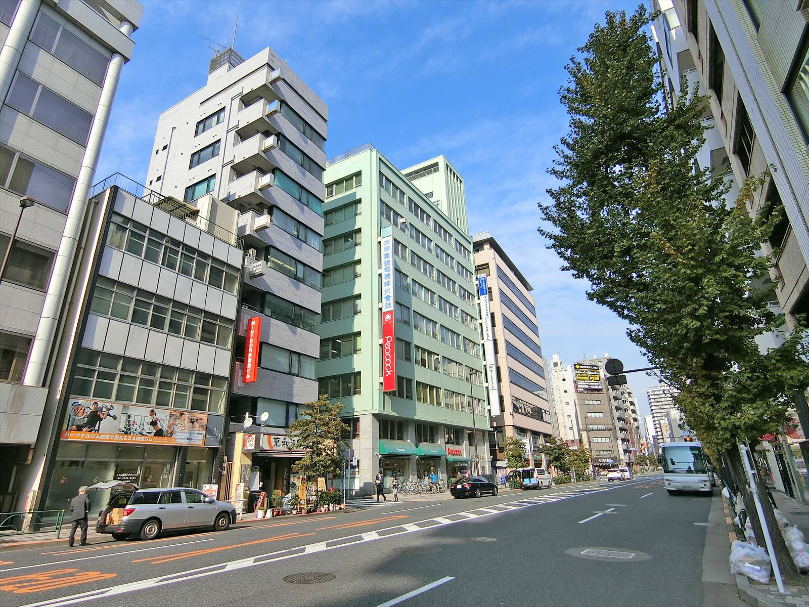 周辺はオフィスや店舗が多いエリア