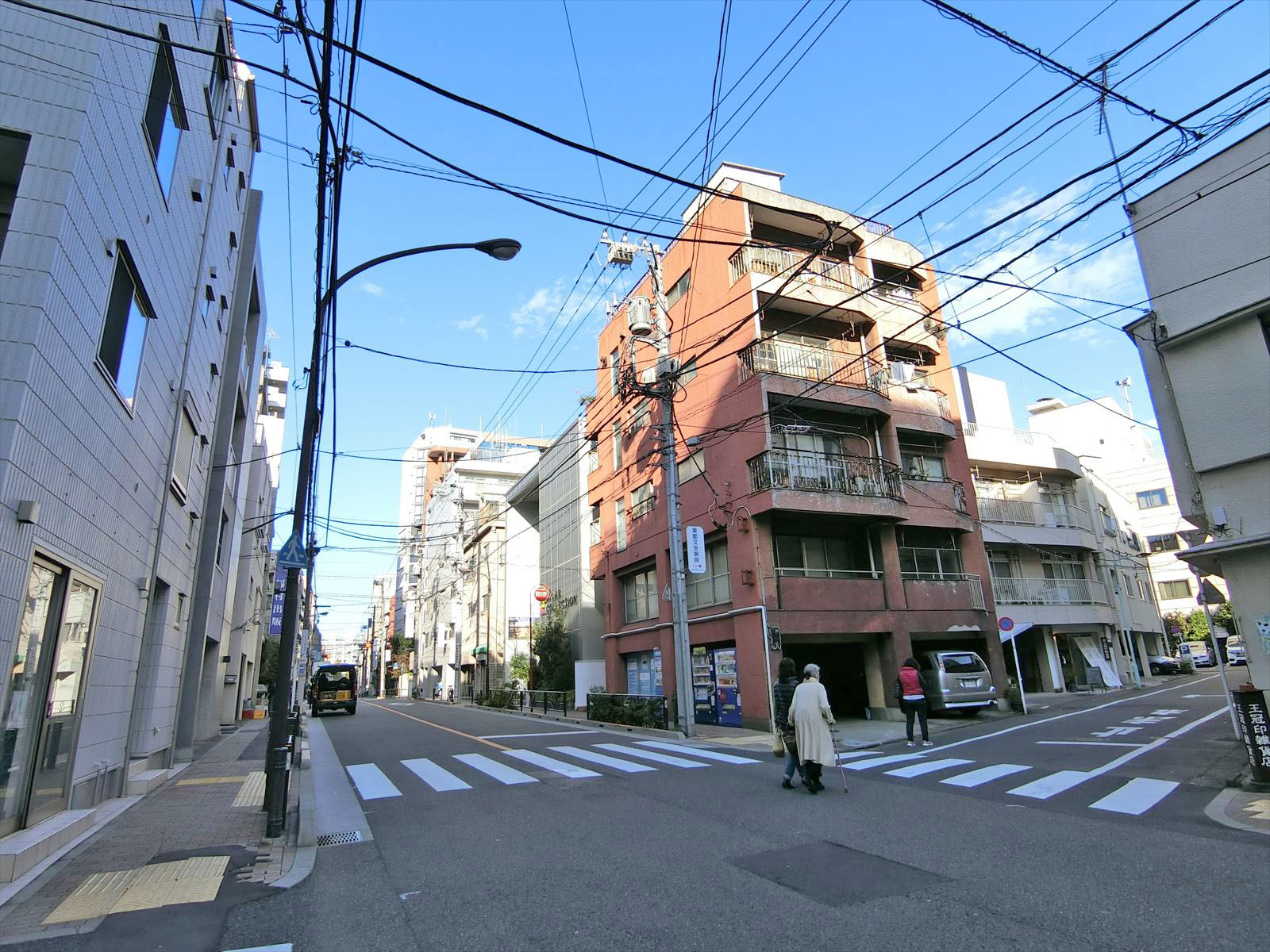 周辺は住宅街