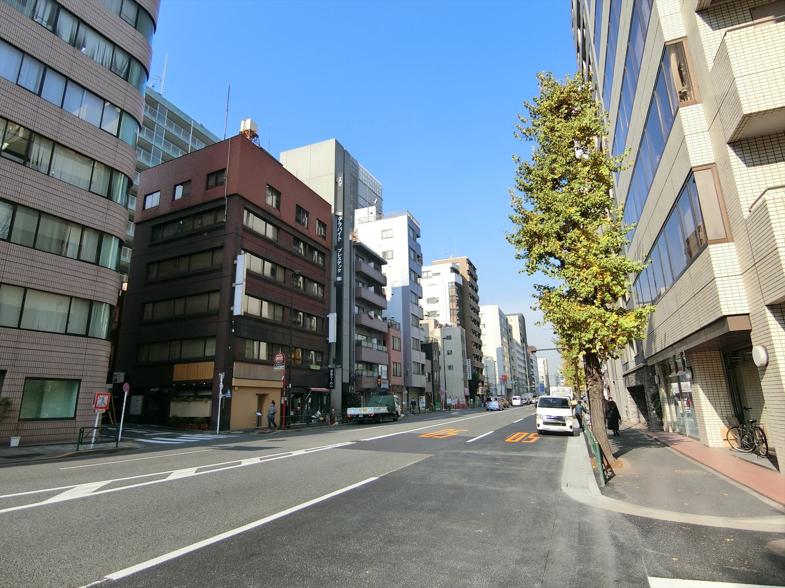 周辺はオフィスや店舗が多いエリア