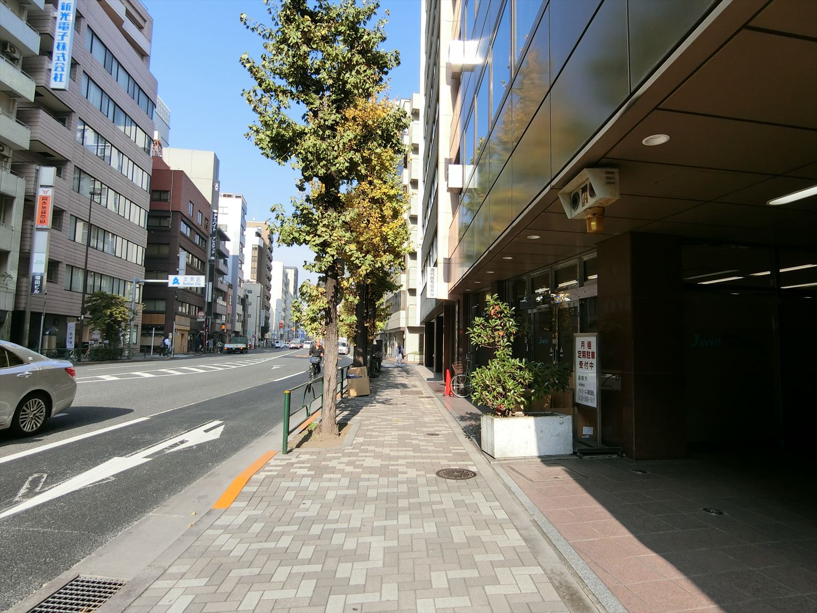 偕楽ビルディング新外神田前面の神田白山線