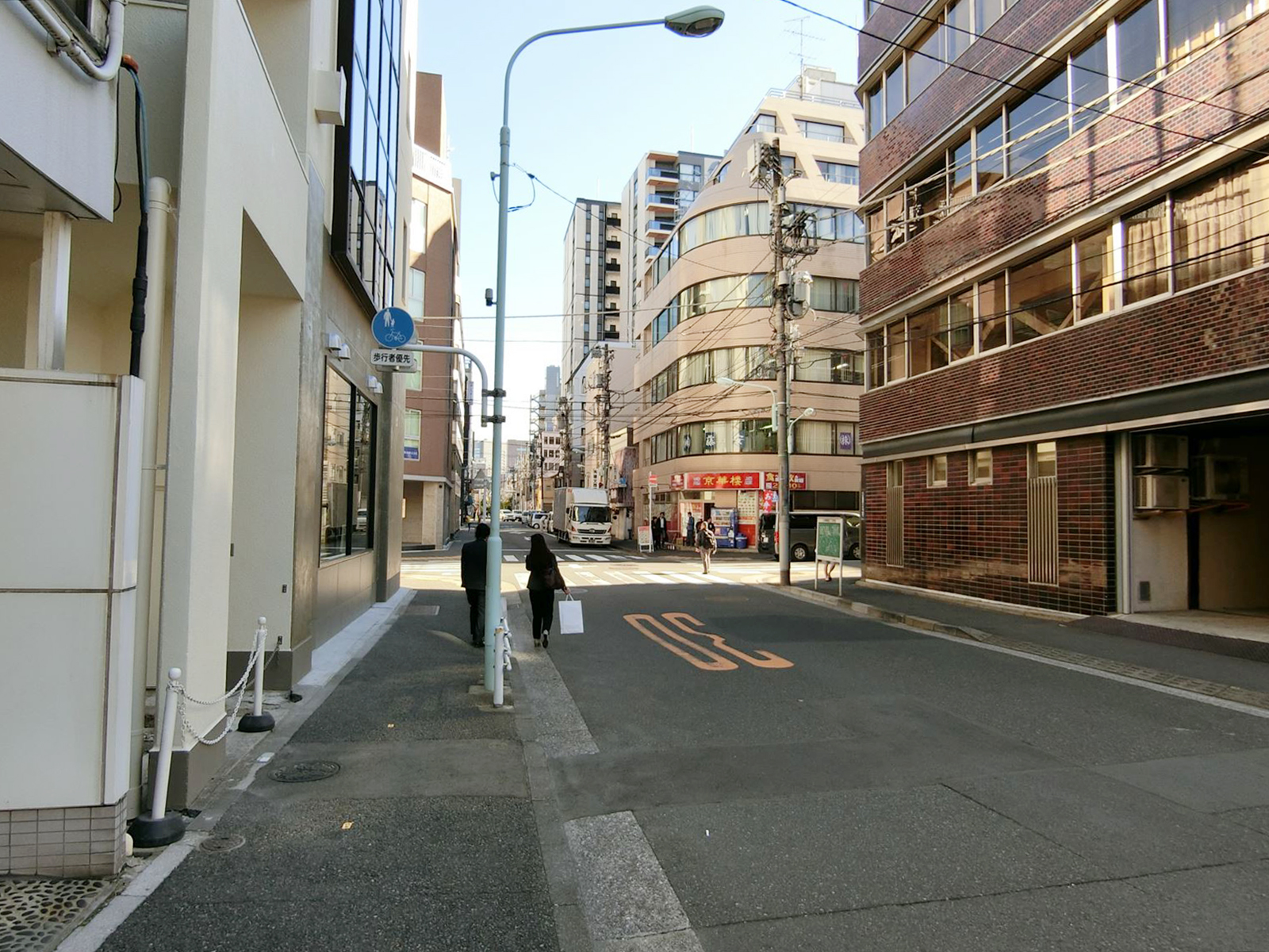 オフィスビル前面の通り