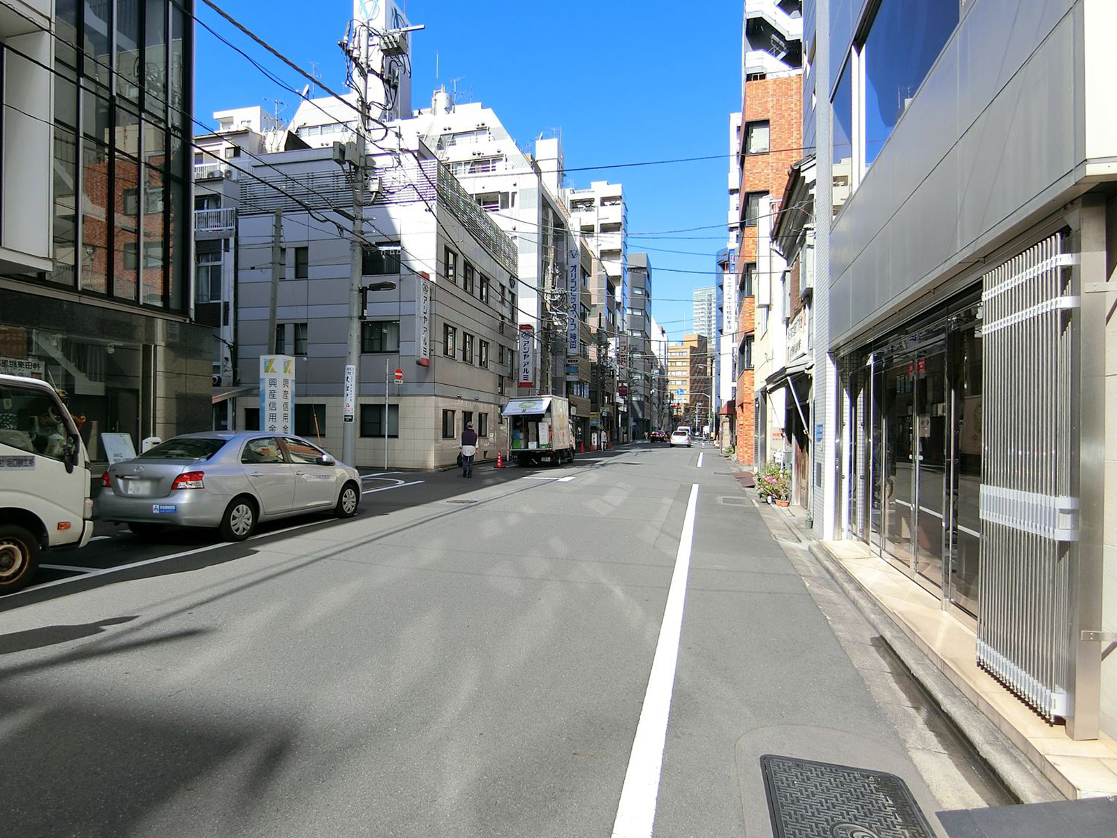 オフィスビル前面の通り