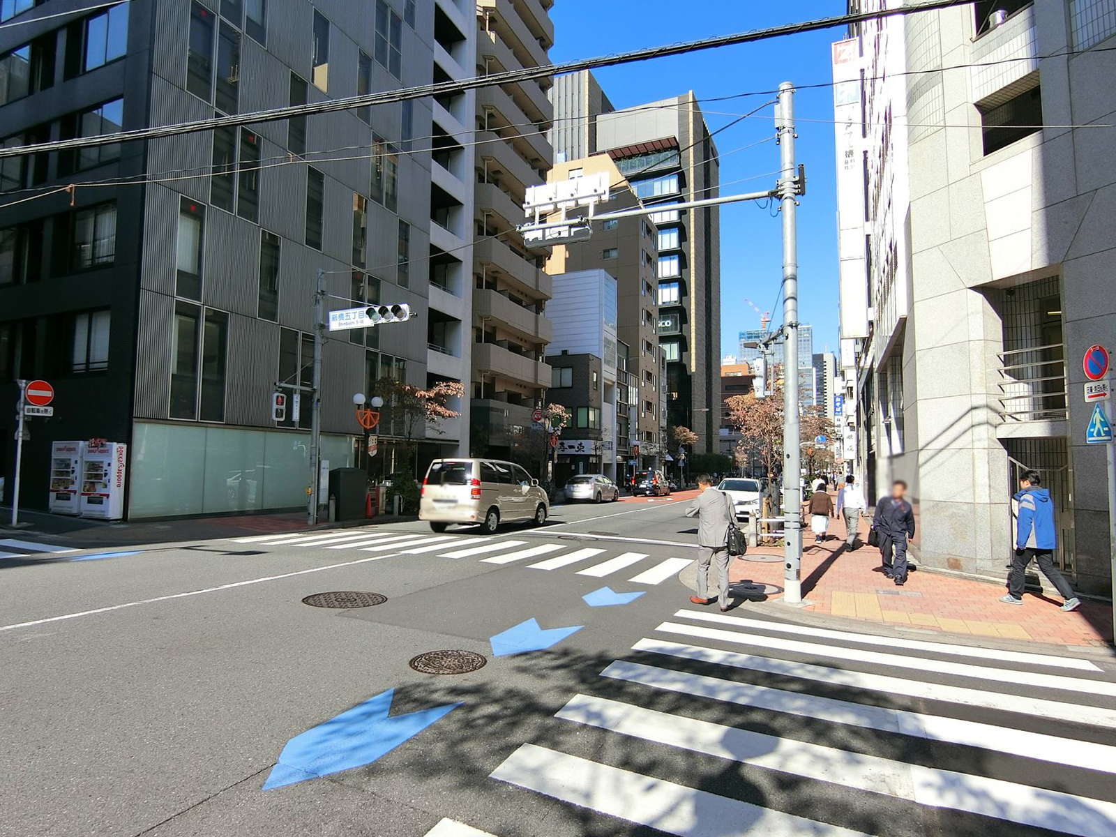 オフィスビル前面の通り